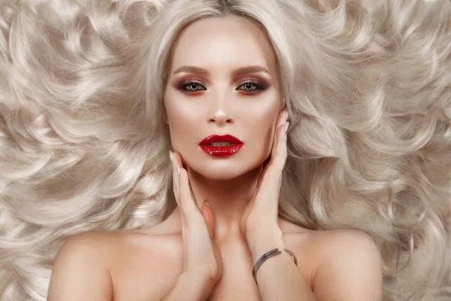 Lubisz odważne metamorfozy? Wypróbuj popielaty blond